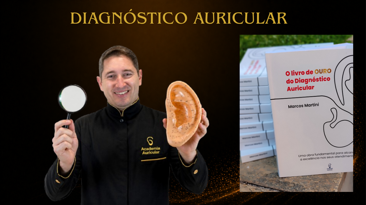 Marcos Martini com uma orelha terapêutica e o Livro de Ouro do Diagnóstico Auricular